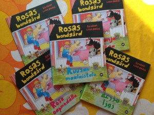 Rosas bondgård - tvåspråkig barnbok. Författare: Åsa Böhme. Illustratör: Lisen Adbåge. Utgiven på UR Förlag 2007.